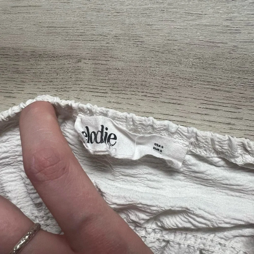 Elodie White Smocked Crop Top with Puff Sleeves - Picture 3 of 4